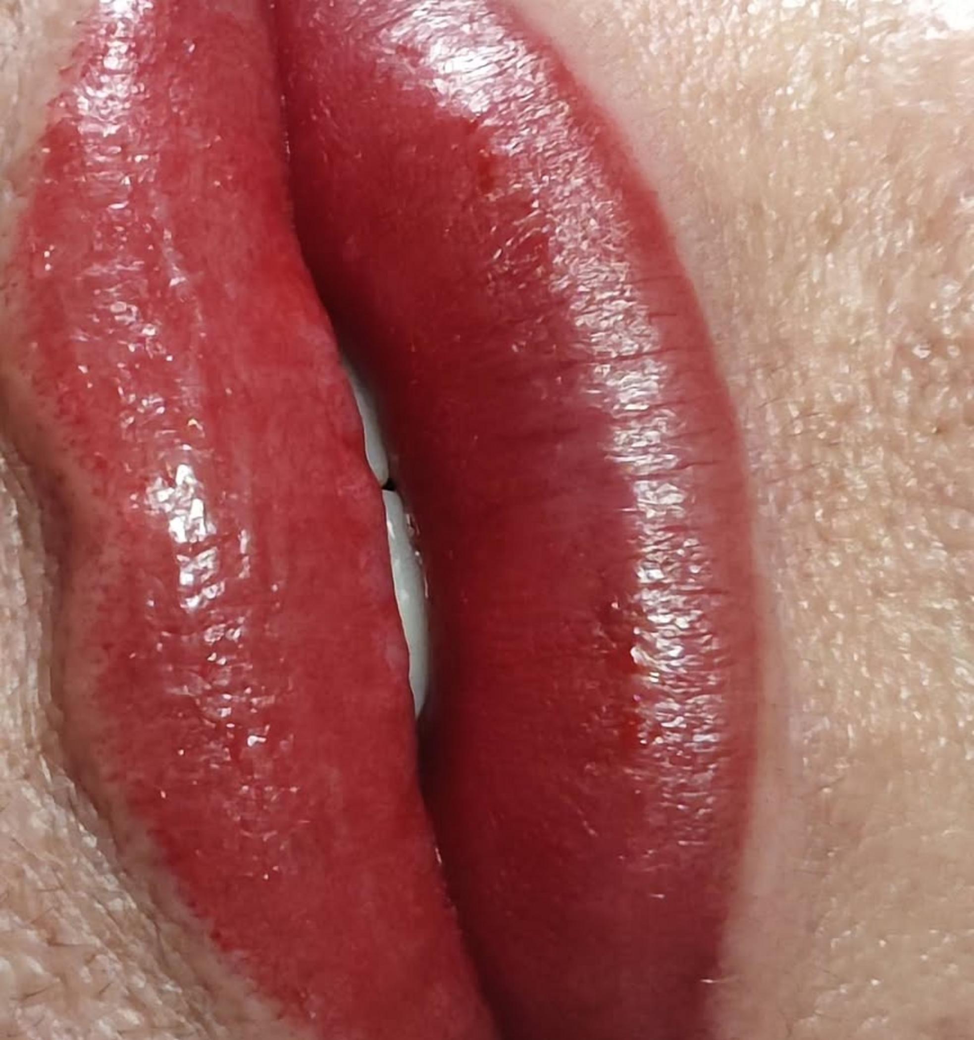 healing stages after lip tattooing