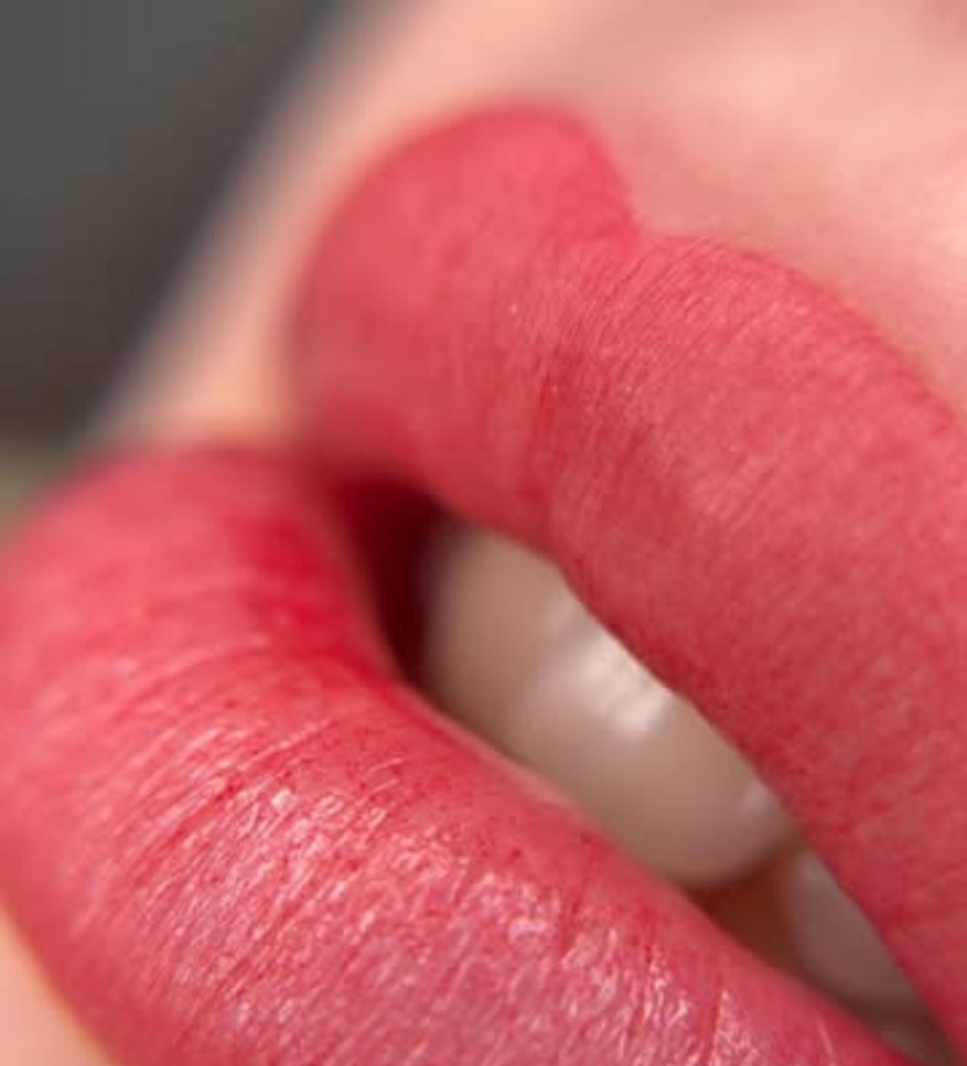 natural looking aquarelle lips on client