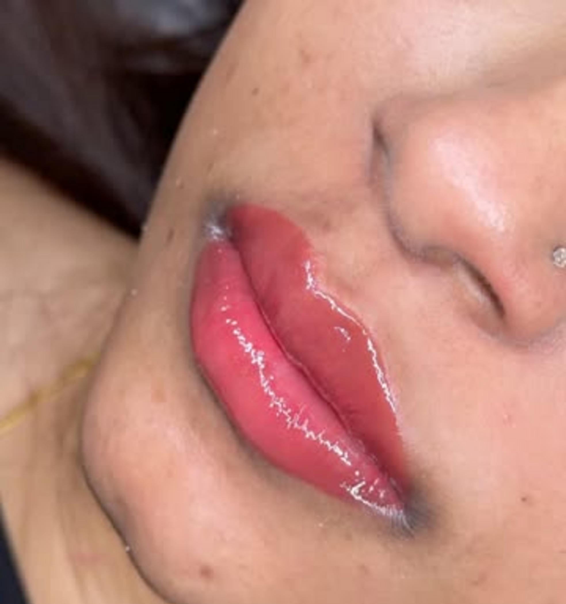 pmu artist applying lip pigment