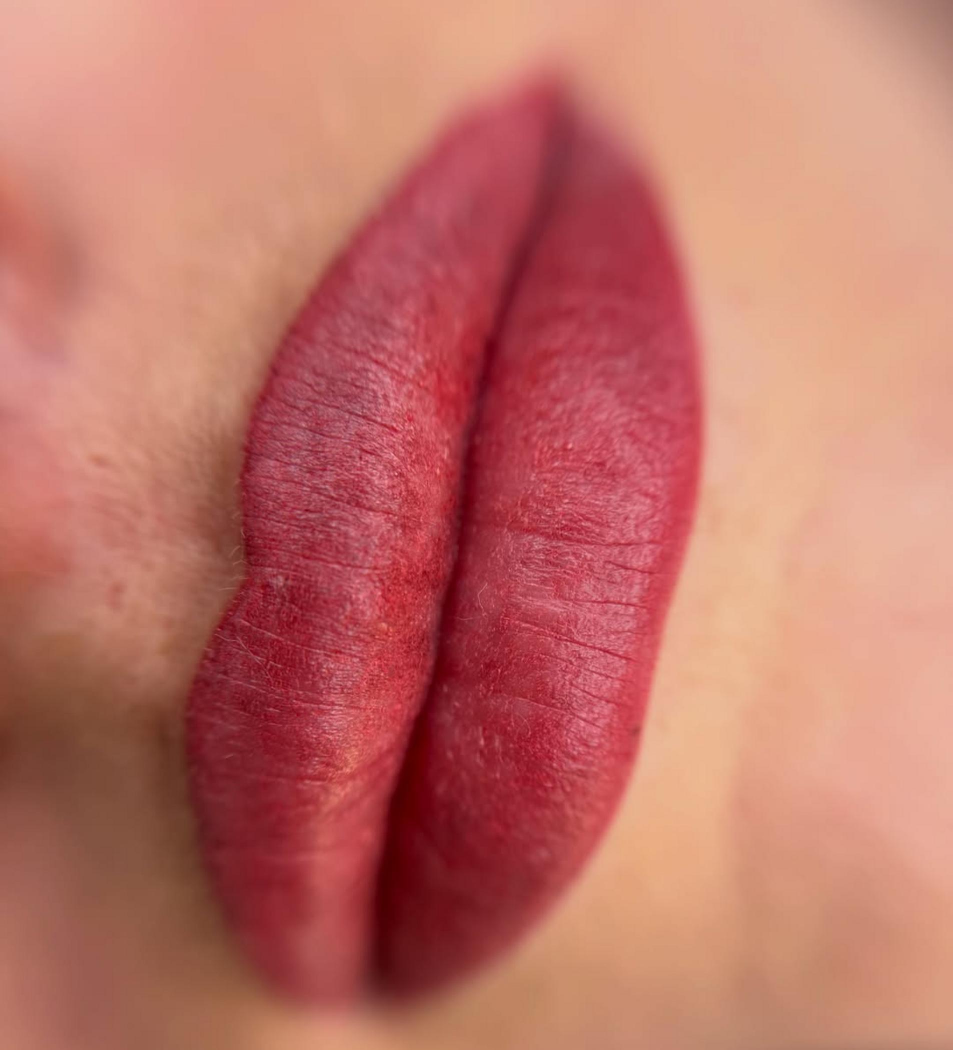 technician shaping lips with tattoo pen